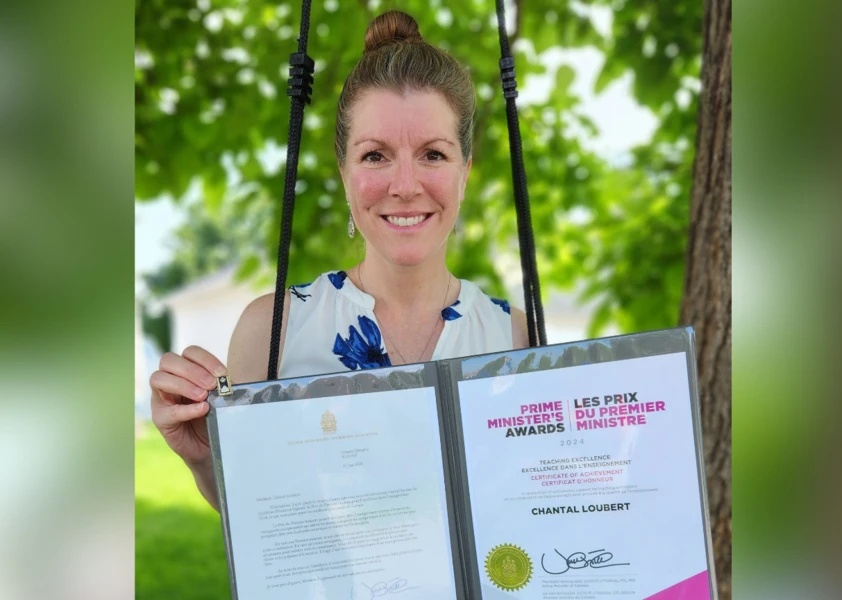 Chantal Loubert tient son certificat d’honneur national en enseignement dans le cadre des Prix du Premier ministre