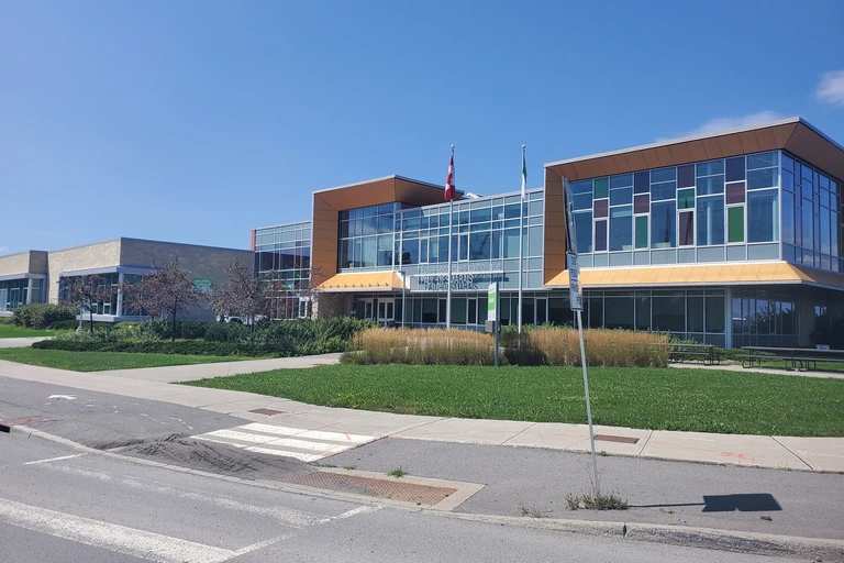 façade de l'école Paul-Desmarais