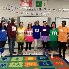 enseignants à l'halloween déguisés en bonbons M&M